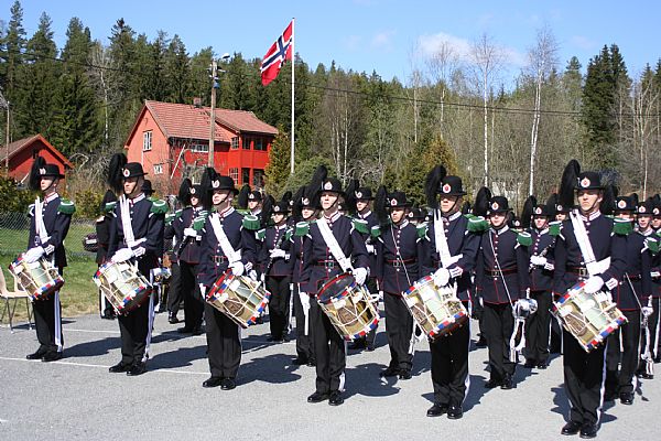 Hans Majestet Kongens Garde og det norske flagg.