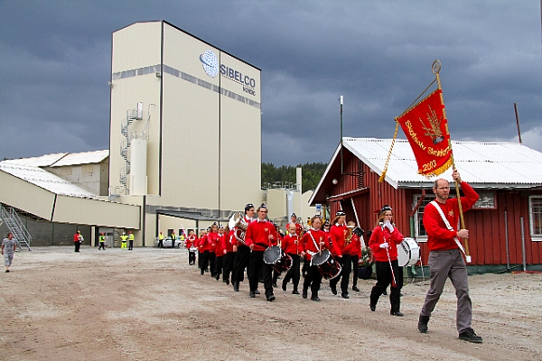 Foto Vigdis M. Lver  Korpset marsjerer inn.